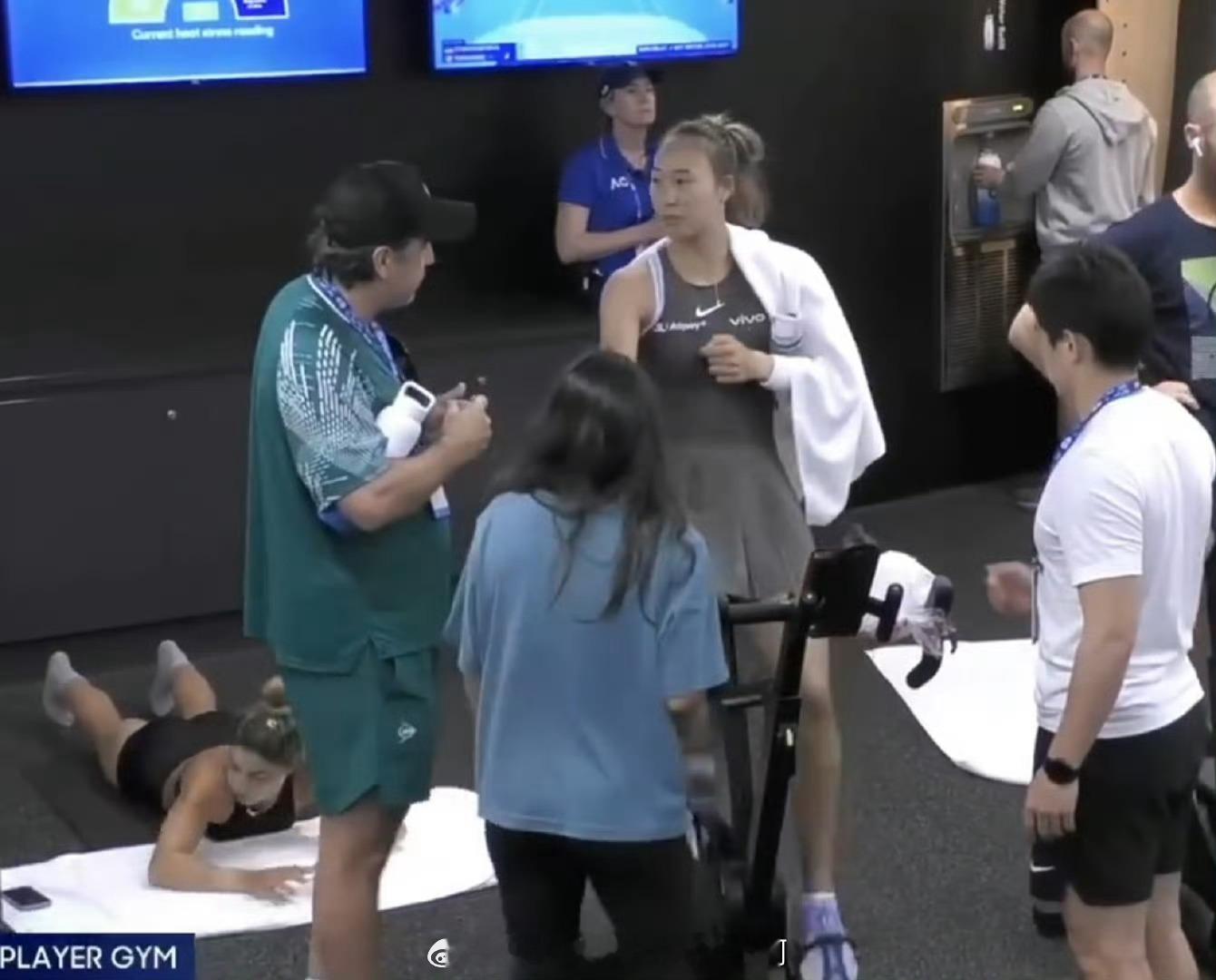 🔥 郑钦文一下场就与教练组复盘  🎾澳网开门红后，郑钦文一下场就和教练组进行