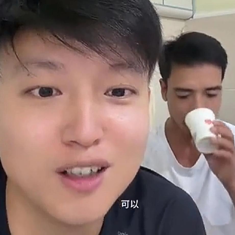 这是真的假的呀？小松开始给六叔介绍对象了，是一个新疆的霞姐，这个霞姐是主动联系小