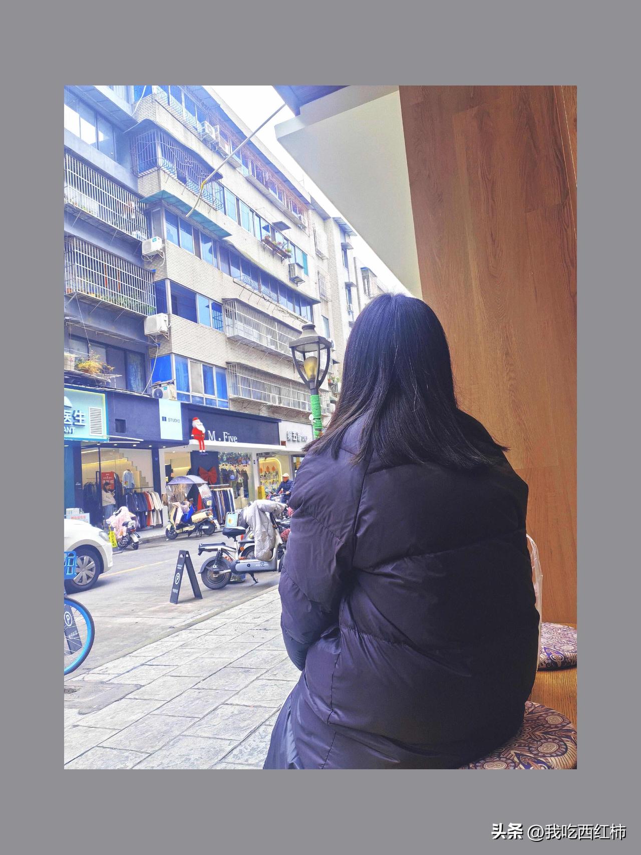 40岁失业第一天，街边闲逛坐了一天
今天不知道咋过的，就坐在街边发呆。
早上起来