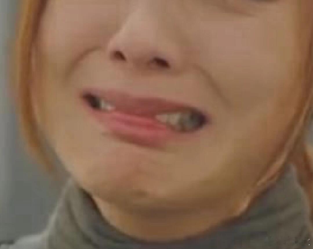 她是怎么做到嘴唇中间闭上，两边打开的啊 