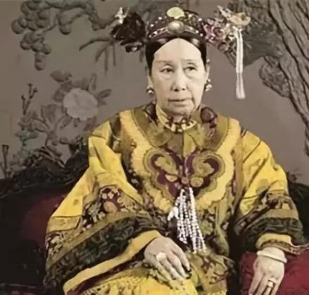 1896年，慈禧太后正准备睡觉，寇连才突然跪在床前，大声痛哭。慈禧一听恼了：“大