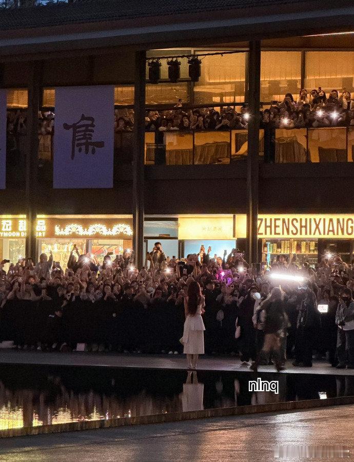 宋雨琦红发羊毛卷 宋雨琦景德镇活动人气，完全superstar！宋雨琦景德镇活动