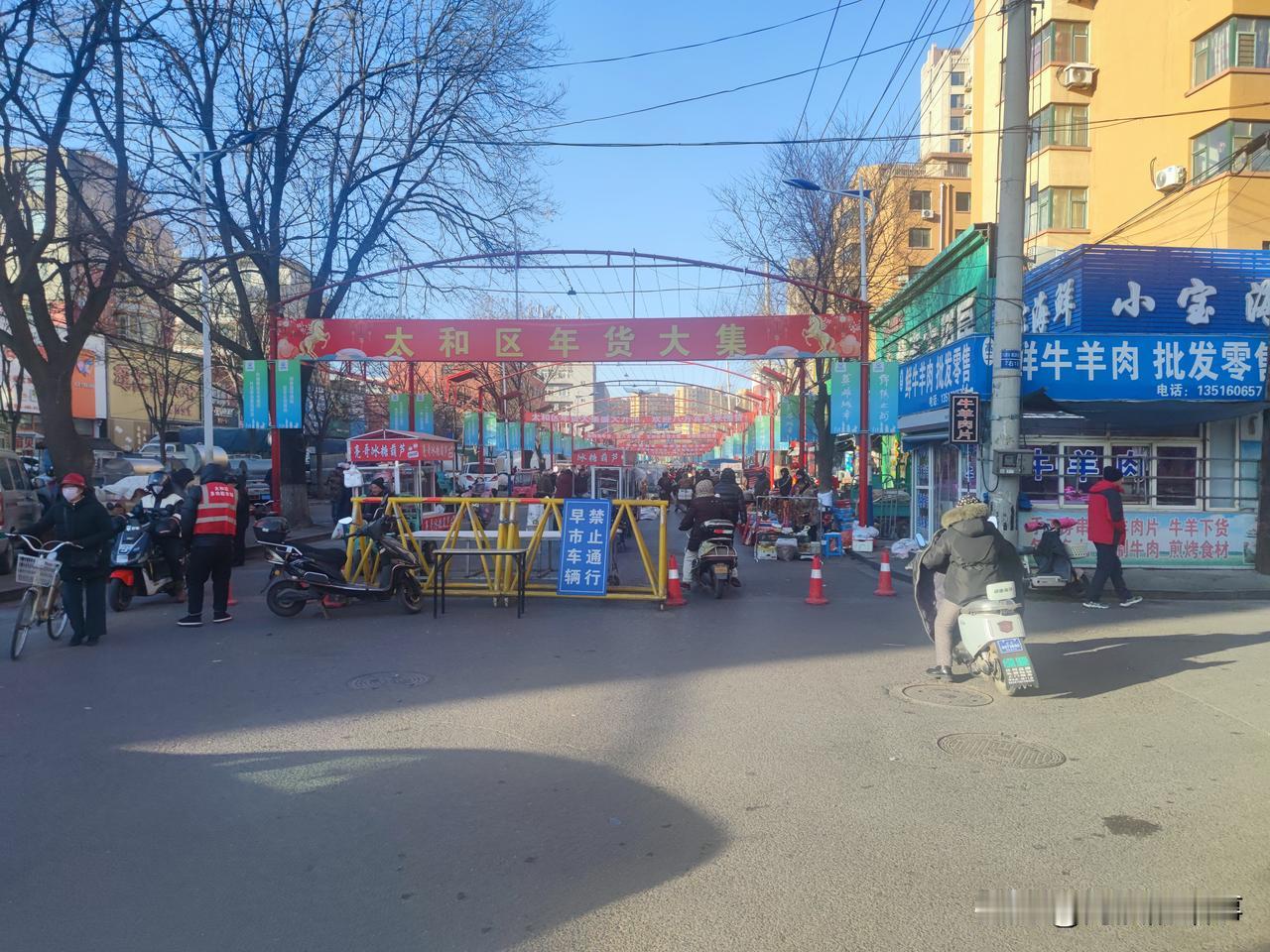 今天早上流窜到太和区早市和水果市场，太和区借着新年气氛把商业做明白了，原来只有早