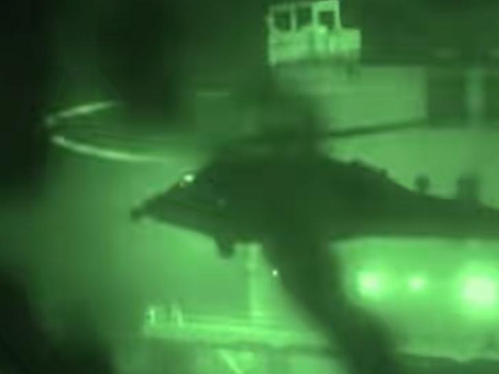 美军阿曼湾开火击伤伊朗货船！
 4月19日，美军"斯普鲁恩斯"号导弹驱逐舰在阿曼