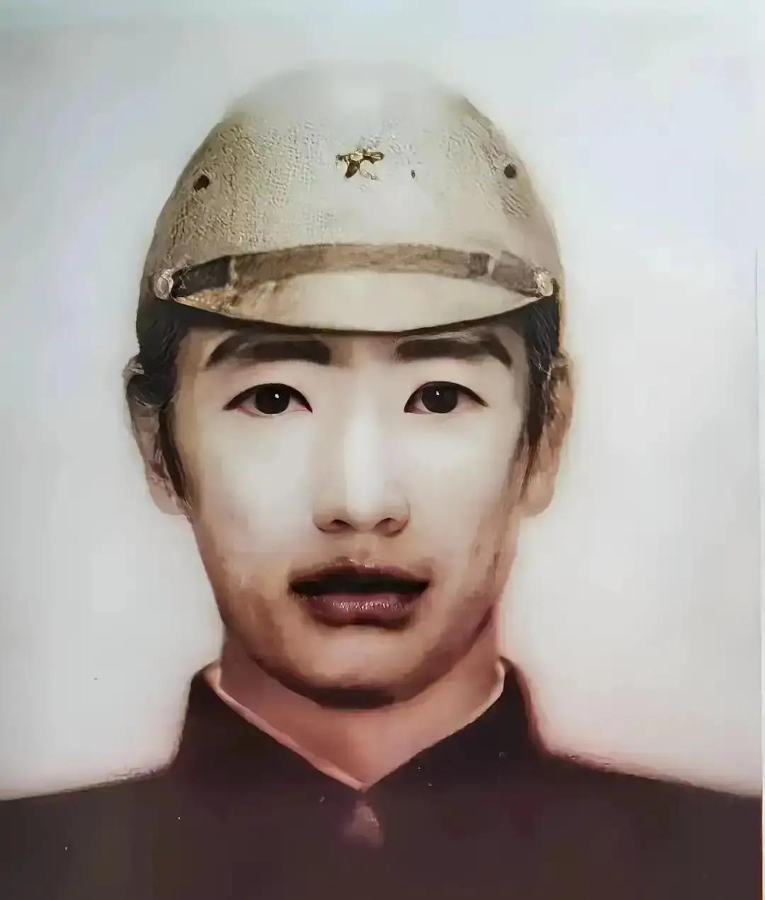 1943年5月，日军中将楠本实隆，跑到黑龙江富锦的五顶山，进行巡视。山道太窄，只