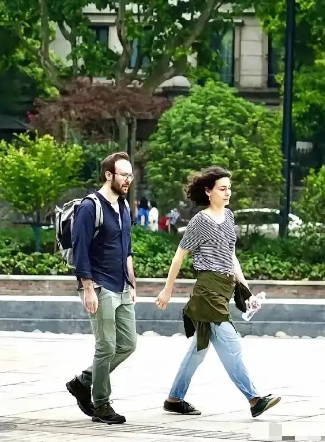 成都宽窄巷子，俩外籍游客吃饱喝足抹嘴就走，被店主拦下要钱时，不仅两手一摊装听不懂