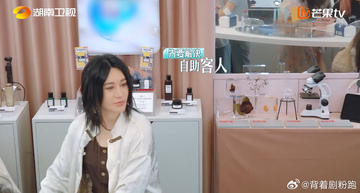 可给尚雯婕忙晕了尚雯婕好拼！店里来了大批顾客，尚雯婕不停的在人群里穿梭答疑，忙到