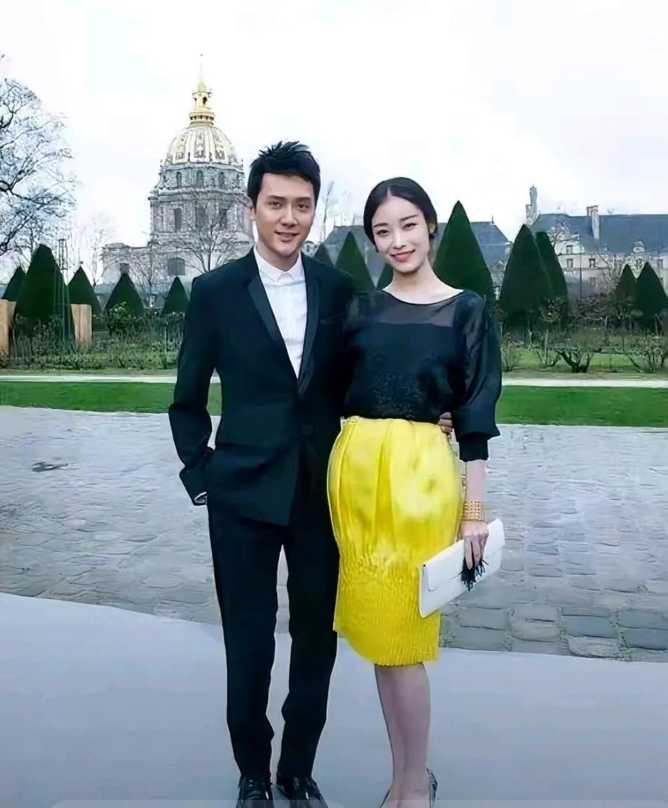 倪妮有个毛病，不知道该说不该说。
她拍照非常爱挺肚子。就给人体态特别不好的感觉。
