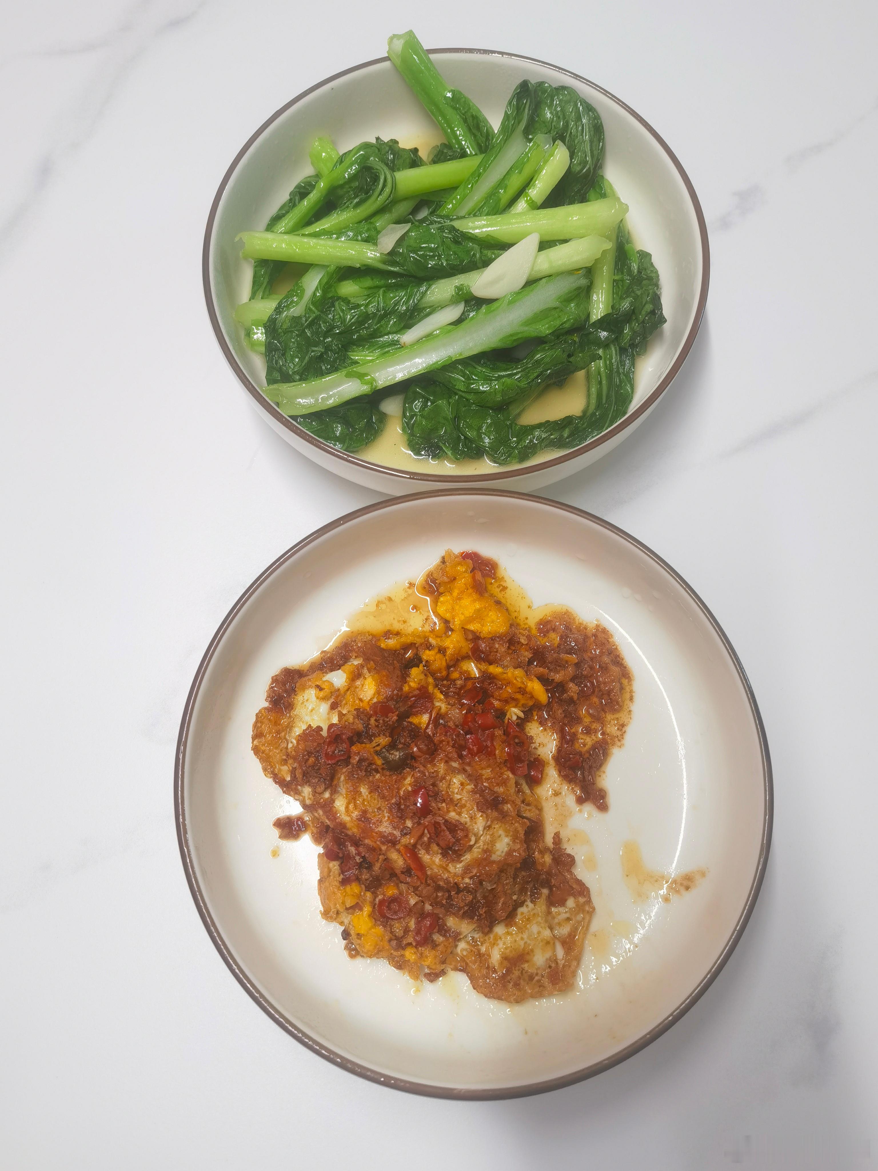 午餐：煎鸡蛋+清炒菜苔。中午吃好，下午才有精气神！ 