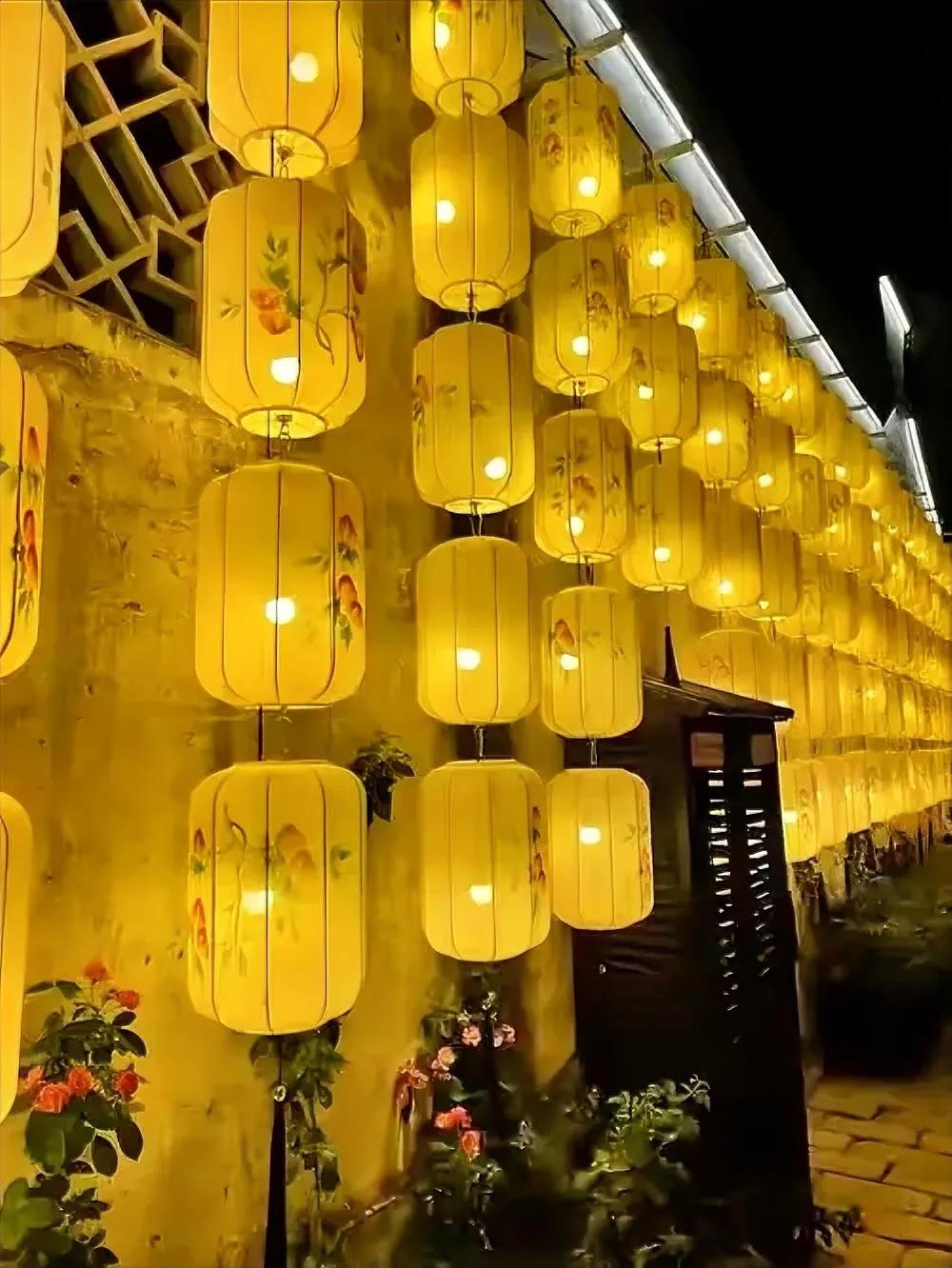 春节挂黄灯是什么寓意？

在中国，颜色的场合是有讲究的，比如白事上对联用黄色，不