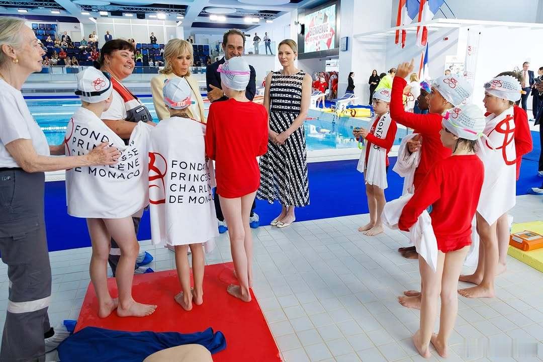 摩纳哥王室法国 🇲🇨🇫🇷6月8日，夏琳王妃陪同法国第一夫人布丽吉特访问摩