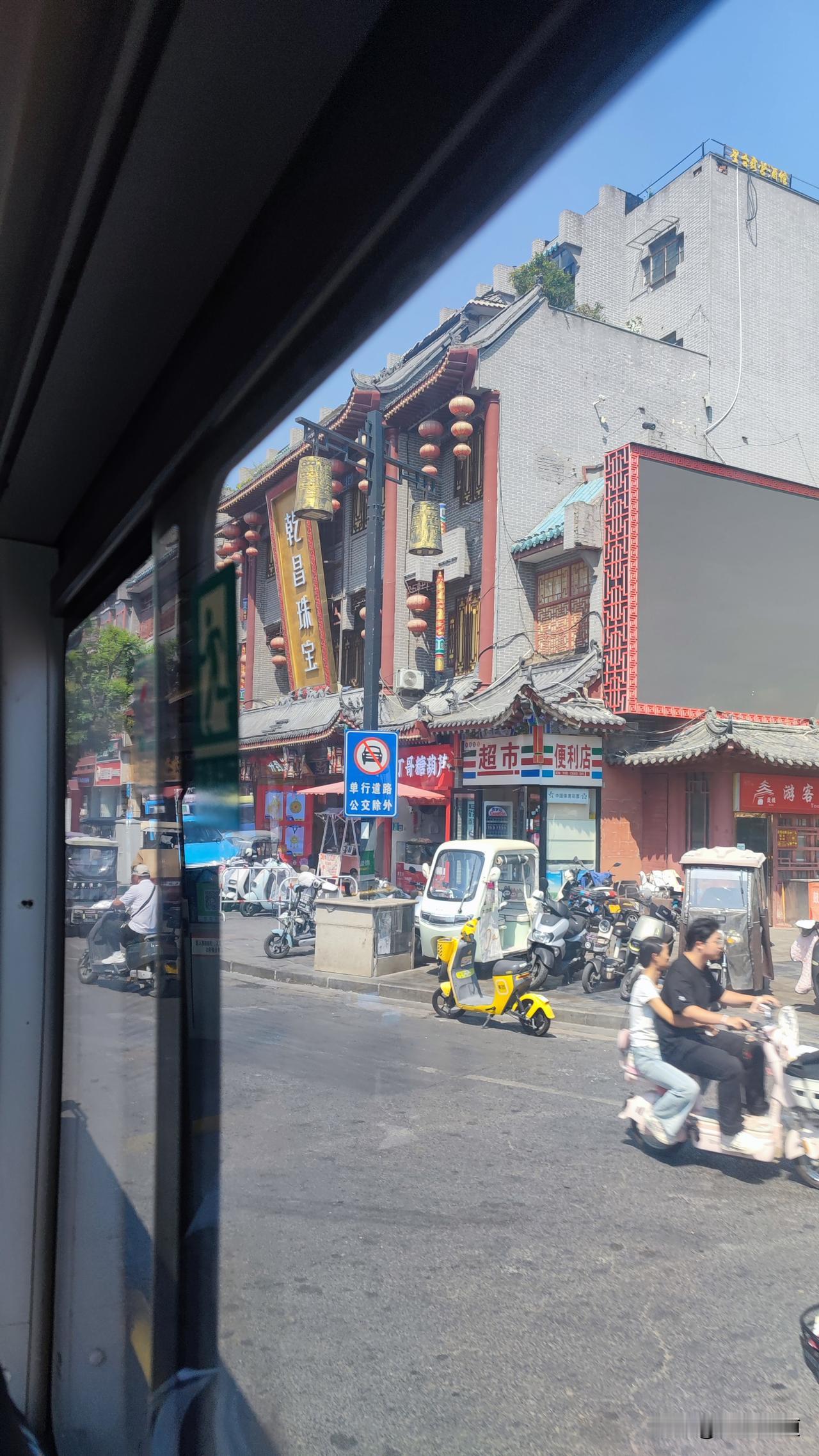 最近，经过开封市鼓楼广场附近，从学院门到鼓楼广场之间，以前的几个有名的地标都没了