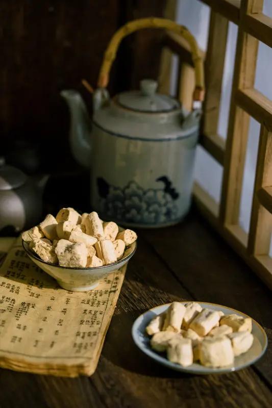 山东省诸城市昌城镇辉科食品赞
(其一)
辉科扬帜耀诸城，精制酥饴动客心。
速冻锁