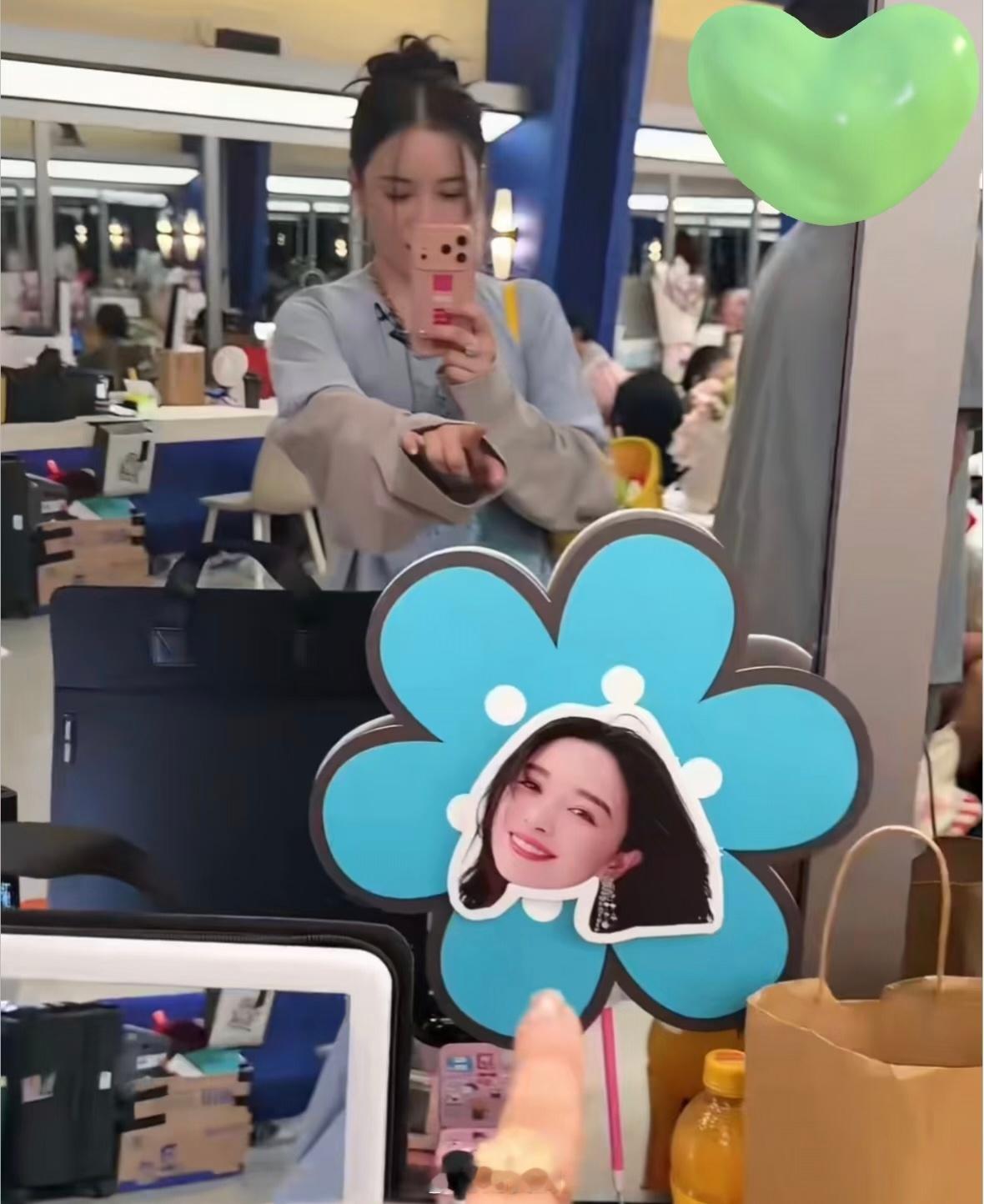 呜呜呜阚清子何宣林友谊长存！！！阚清子今天发视频分享自己在乘风的化妆台说到小宣林