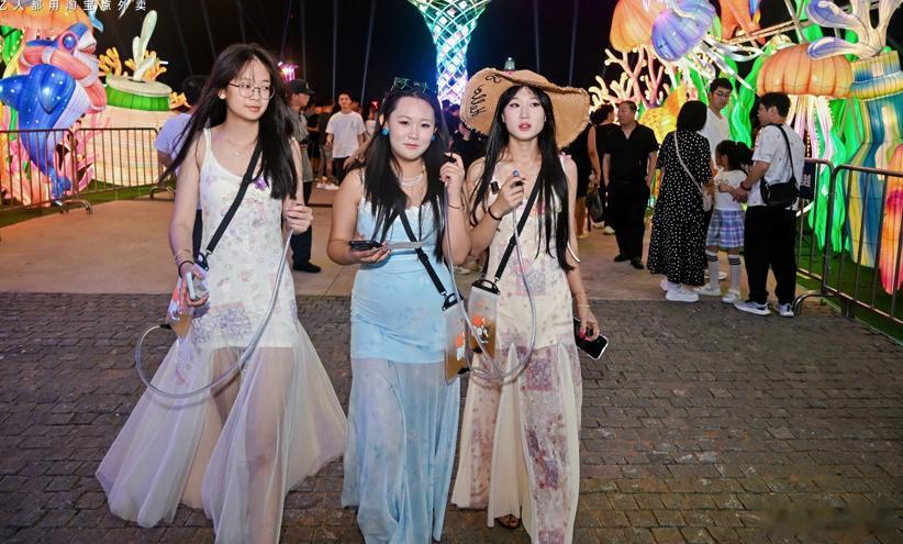 山东万物皆可装袋 青岛啤酒节太会了！现场满是碰杯声，彩灯晃得人心里亮堂，穿花衬衫