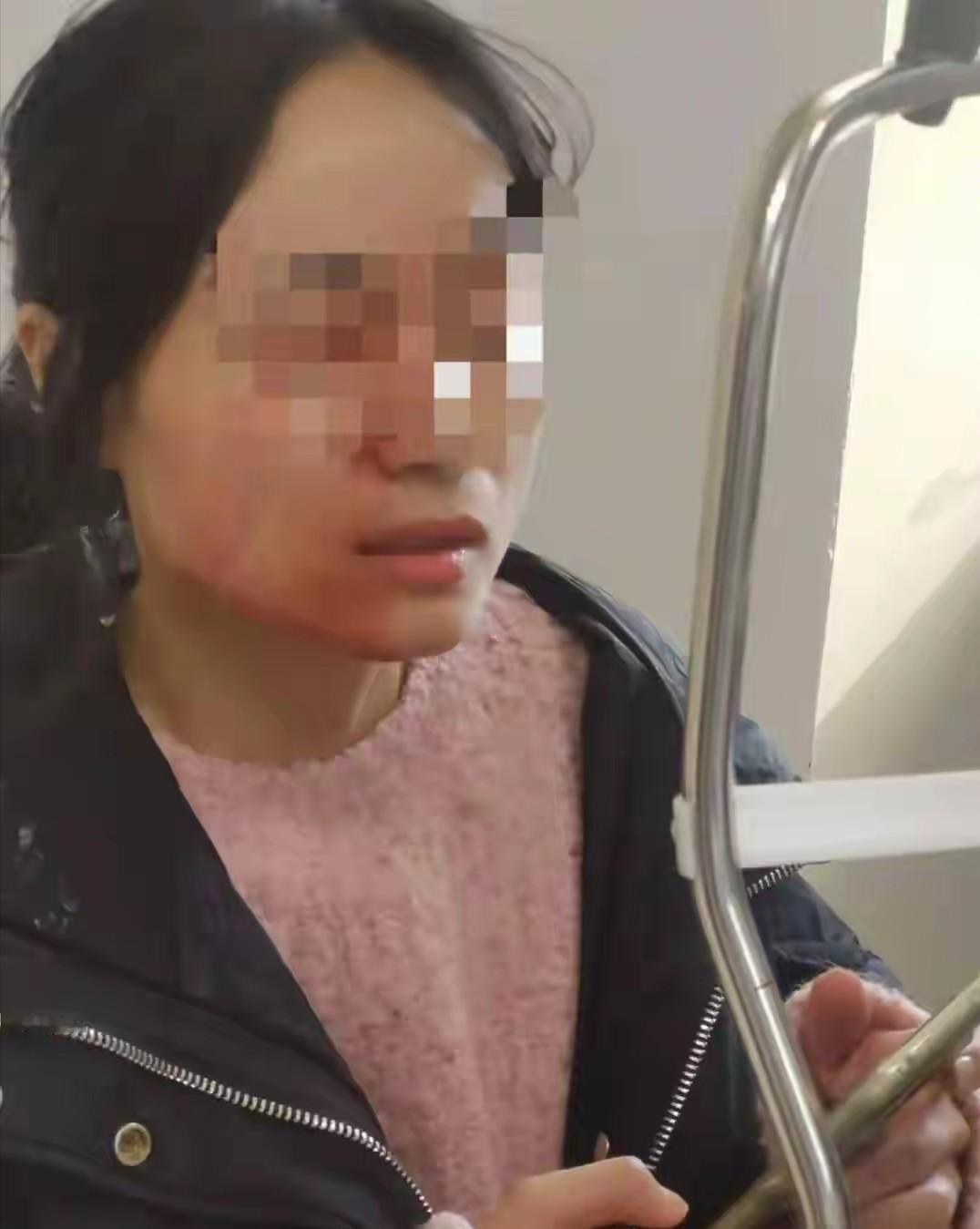 “天生坏种！”浙江瑞安，一名42岁女老师在教室里看到一男一女学生打架，赶紧把他们