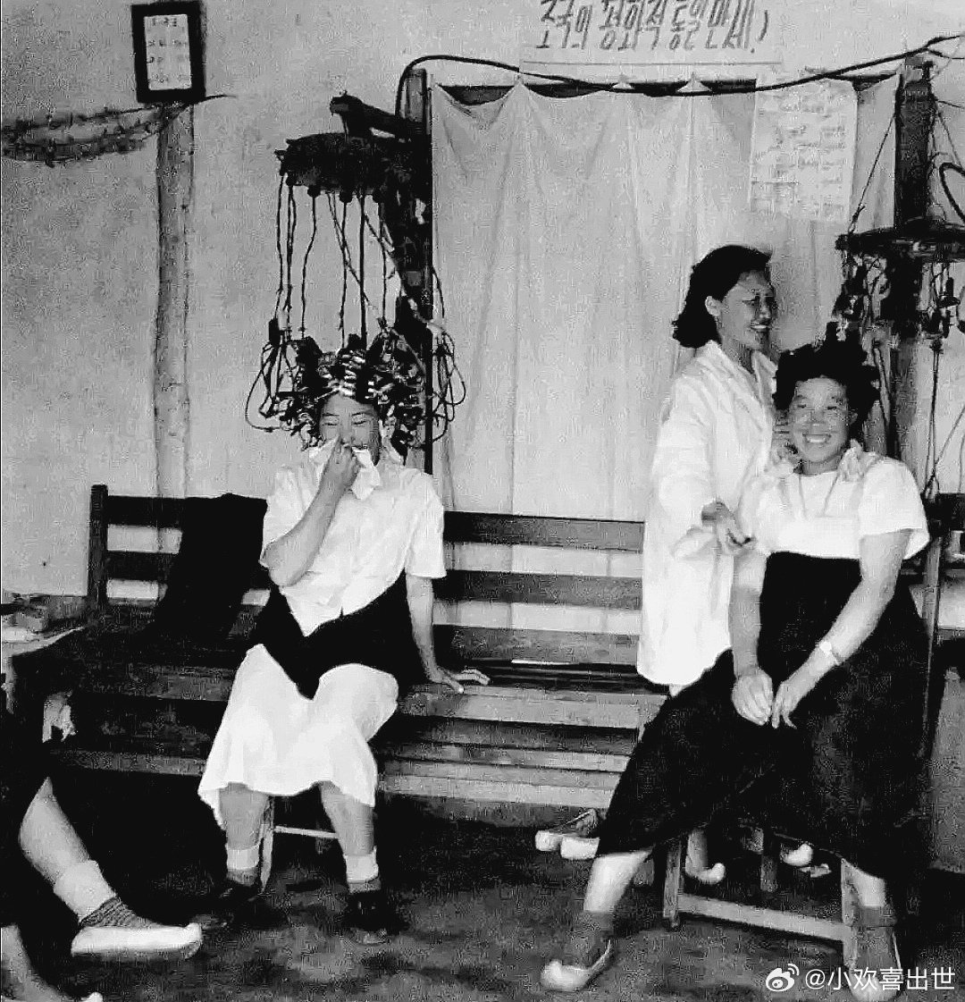 1960年代的朝鲜城市，国营理发店里安装了电烫设备，吸引了大量做头发的妇女 