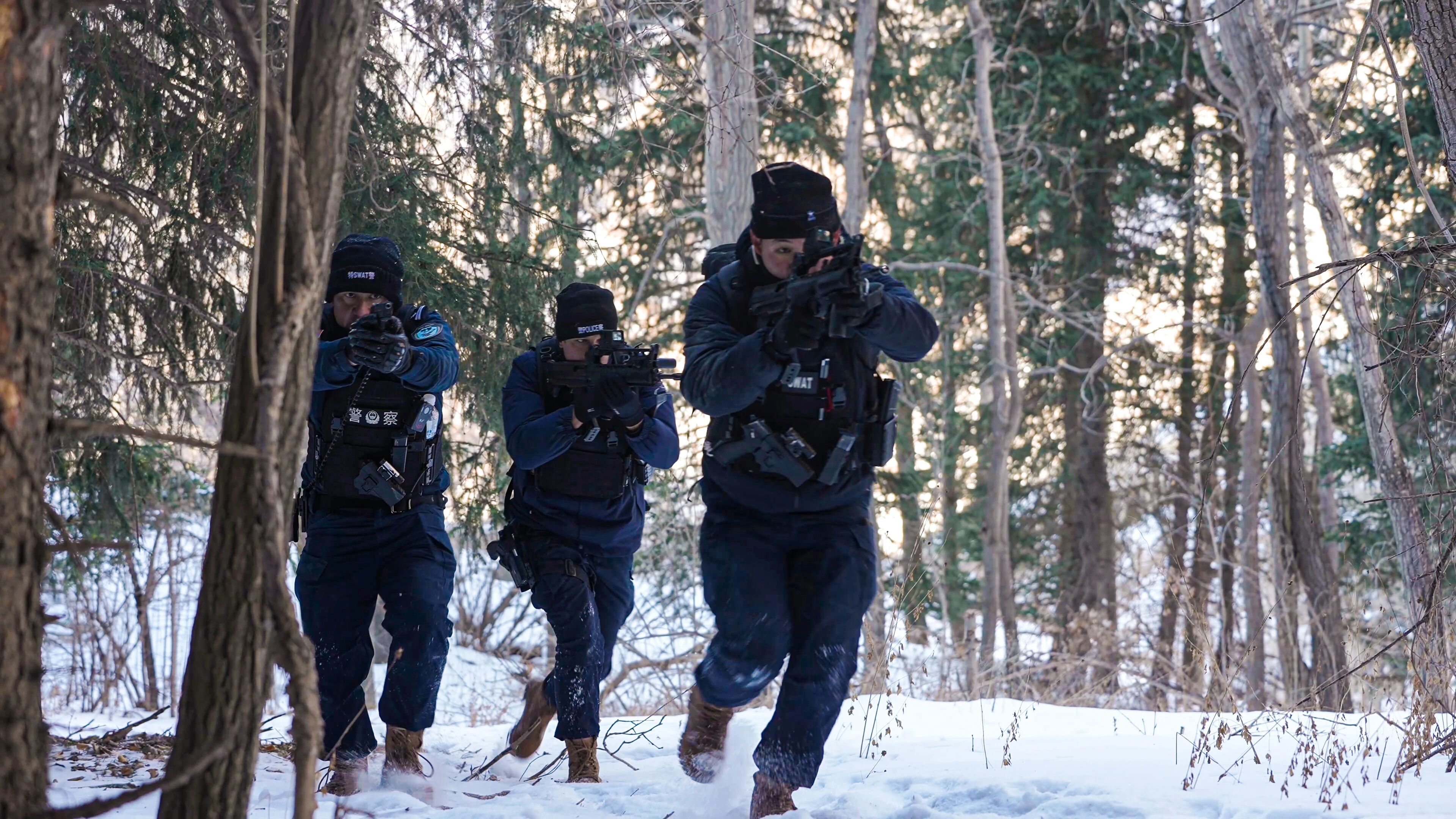 拜城县公安局特警进行山地野外拉练训练 