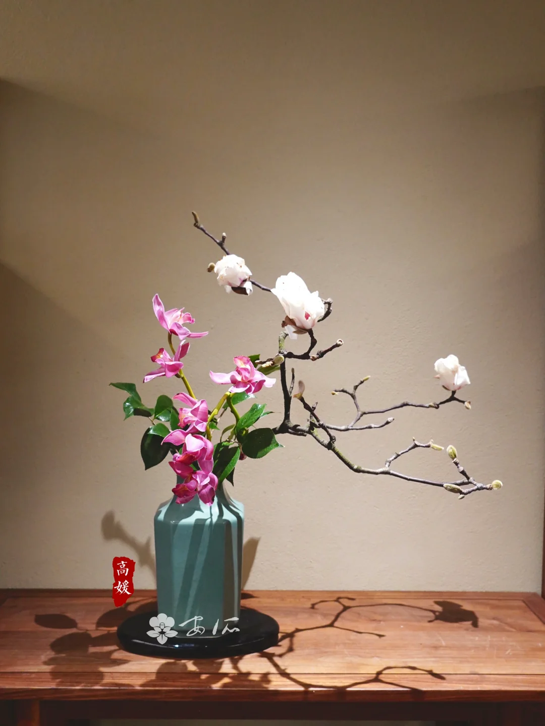 一树玉兰花，妩媚显芳华。