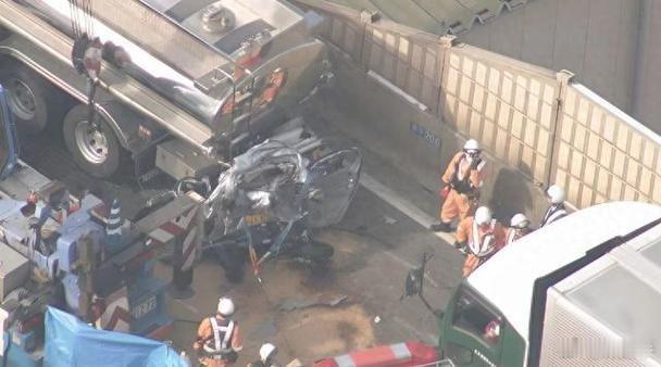日本轿车被挤压到约30厘米厚，车内夫妻身亡。底盘呢？ ​​​