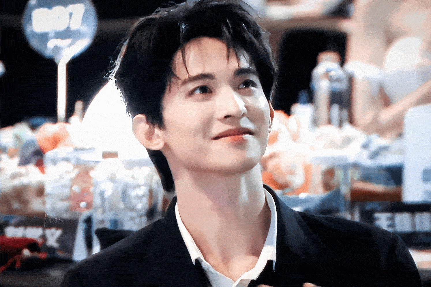 看见常华森的脸一点气都生不动了 眼神亮晶晶的，这个常华森请给我多拍现代戏啊，太漂