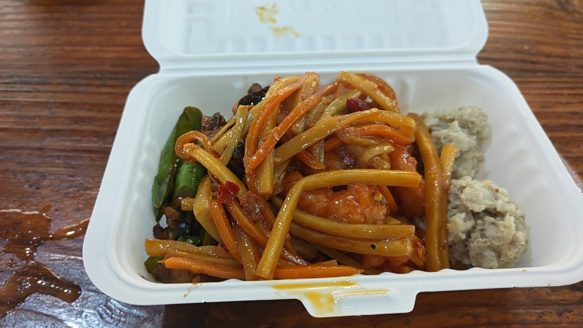 上周饮食烟火气在街角升腾，蒸笼氤氲着暖意，铁板滋滋作响，每一口都是生活的回甘。从