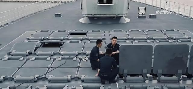 055配备200多枚导弹，假如海战爆发，导弹打完了该咋办？

咱们先来聊聊这个让