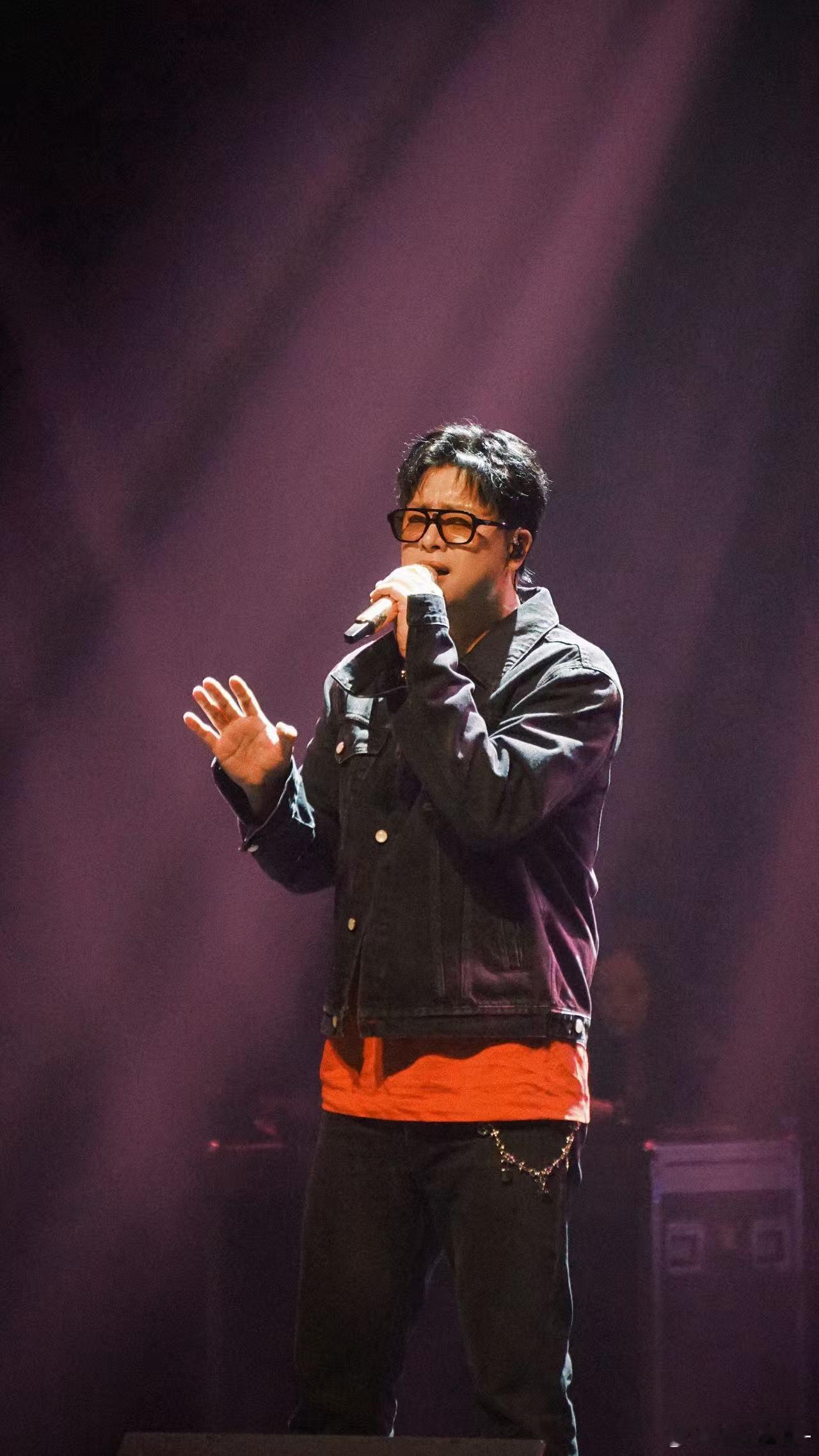 金润吉雨中万人合唱世界杯助威曲金润吉雨中万人合唱球迷助威曲当旋律响起，万人大合唱