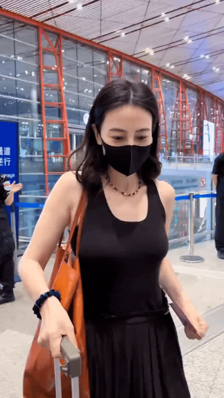 高圆圆这一身打扮太辣了！