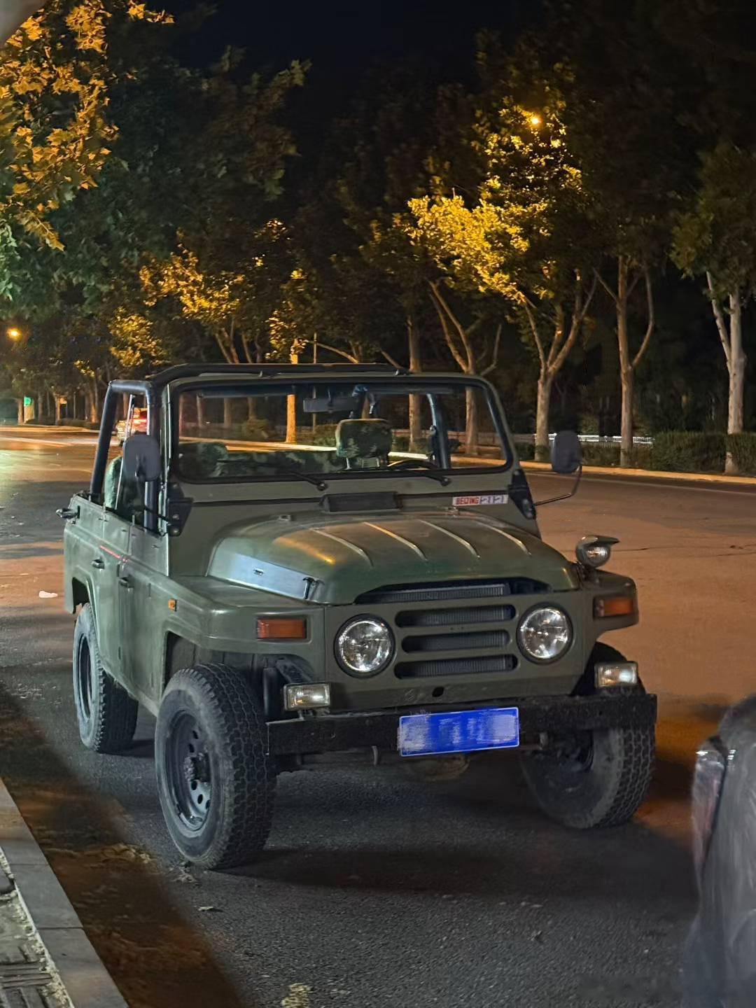 昨晚和开的212钻了小树林，试了试灯全关只开防空灯，漆黑一片就一点微微的光（图5