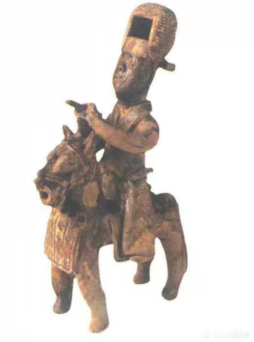 别争了，西晋就有马镫了湖南省博物馆藏西晋青瓷骑马吏俑，1958年出土于长沙金盆岭