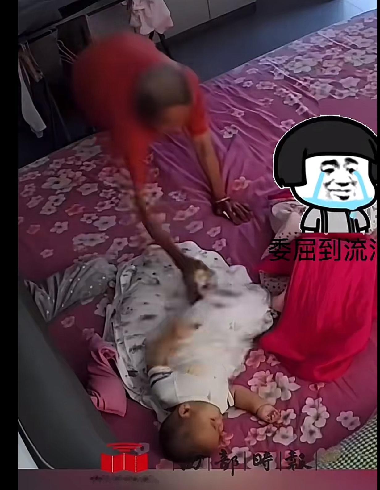 儿媳好不容易把孩子哄睡，去厨房给自己煮个面条，婆婆悄悄走进孩子睡觉的房间，把熟睡