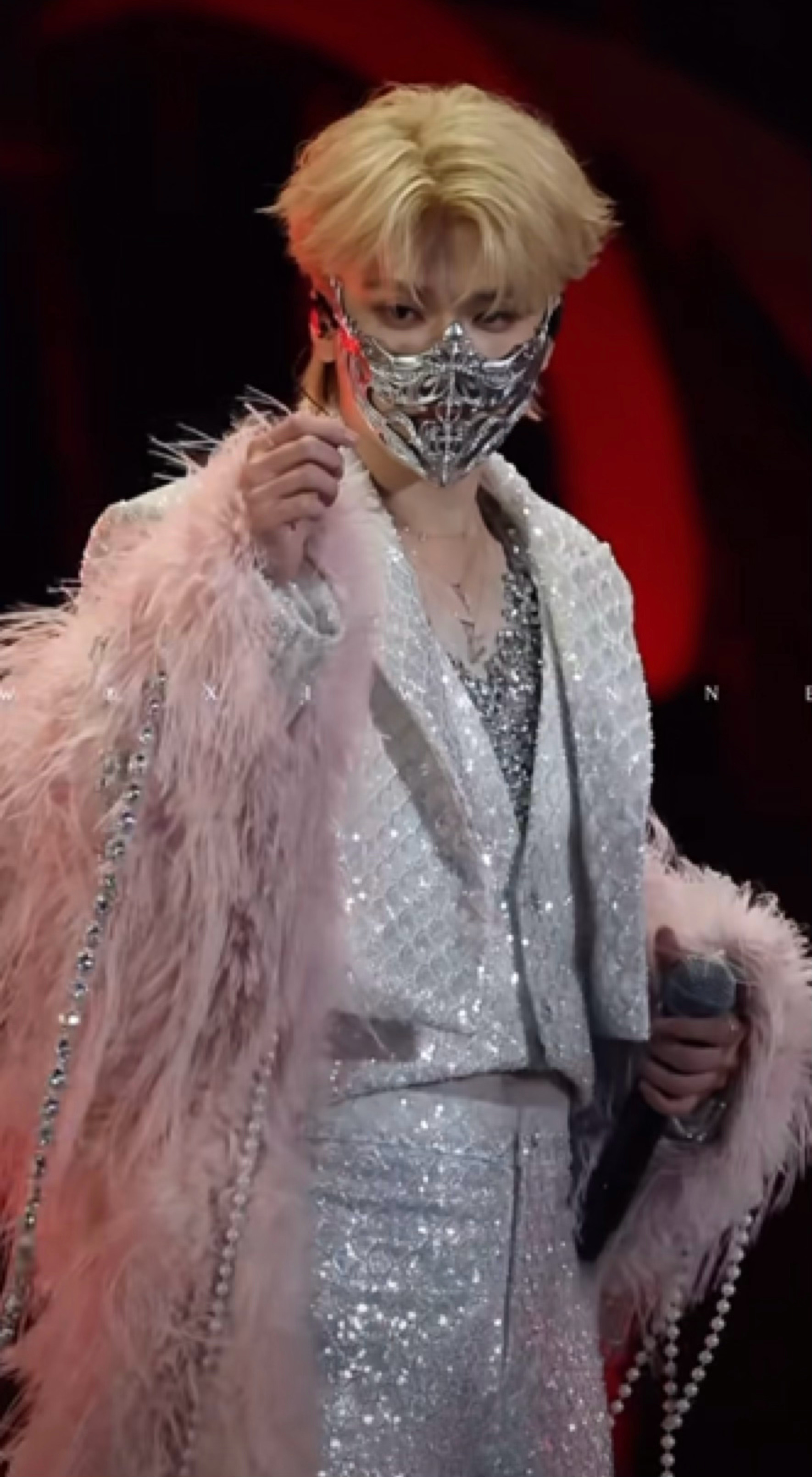 点火柴的一个两个视角，无实物表演的如此细致…指尖起落点火，点燃后目光紧随，拿近再