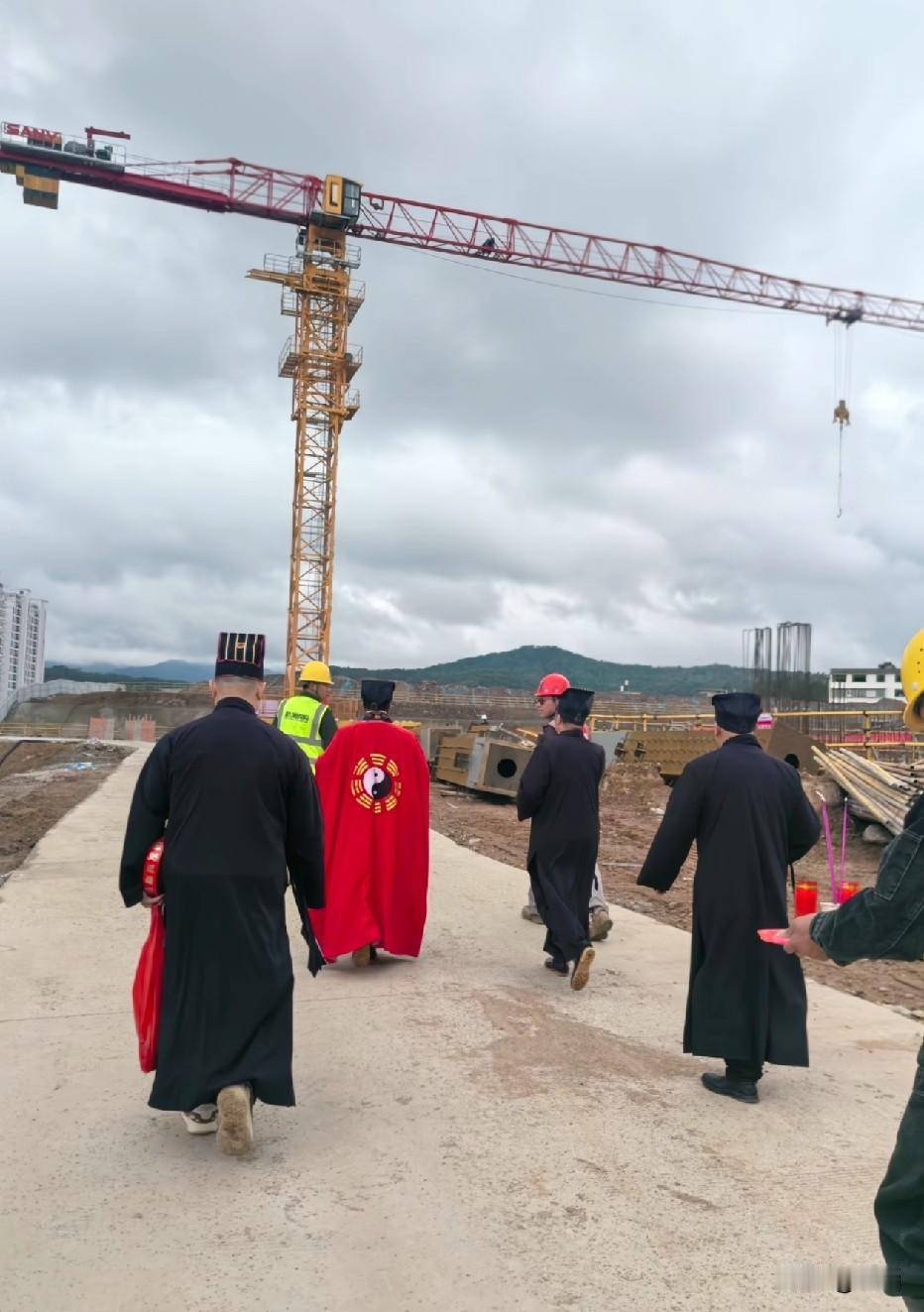 全国的工地，没有一个不拜的