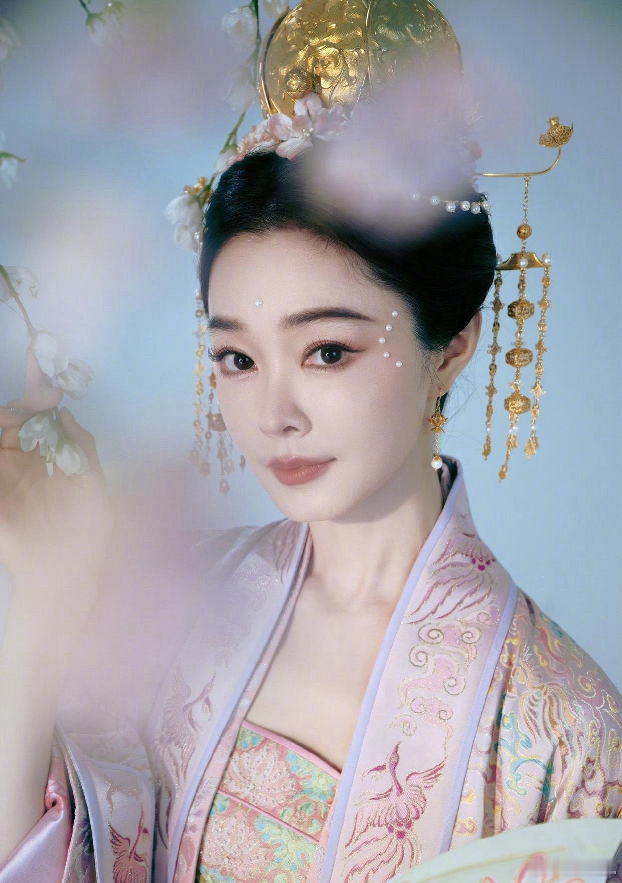 1.秦岚的投资史特别精彩，医美机构各种暴雷，她和泰迪姐妹们做的项目都也都是割韭菜