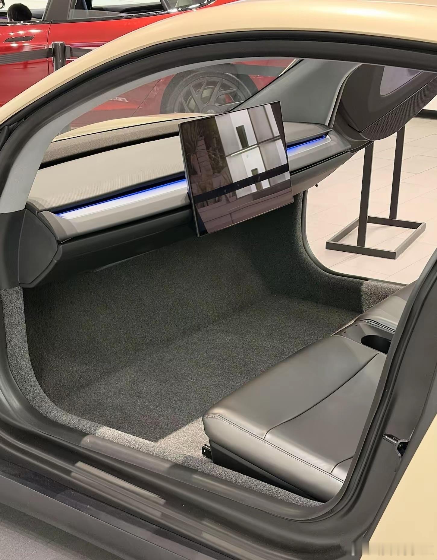 猜个车，外国品牌，难度系数很低。 