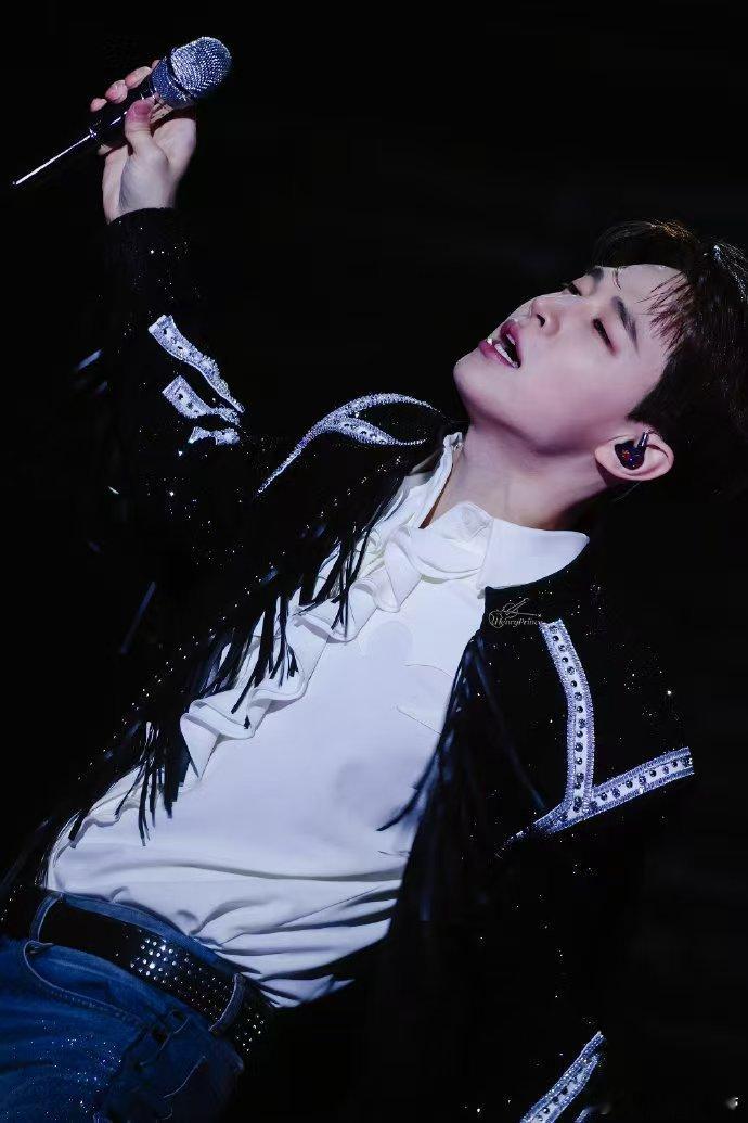 东方卫视发了8条刘宪华纯享 东方卫视太宠刘宪华啦，8条纯享视频来袭。他舞台掌控力