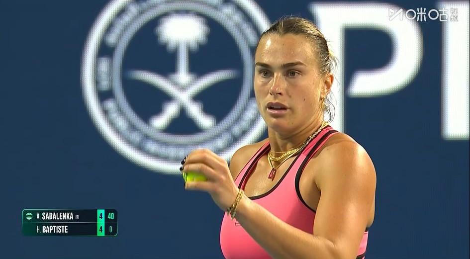 萨巴伦卡这次碰上硬茬了，就是这位同样长的虎背熊腰、皮肤黑的发亮的巴普蒂斯特！
迈