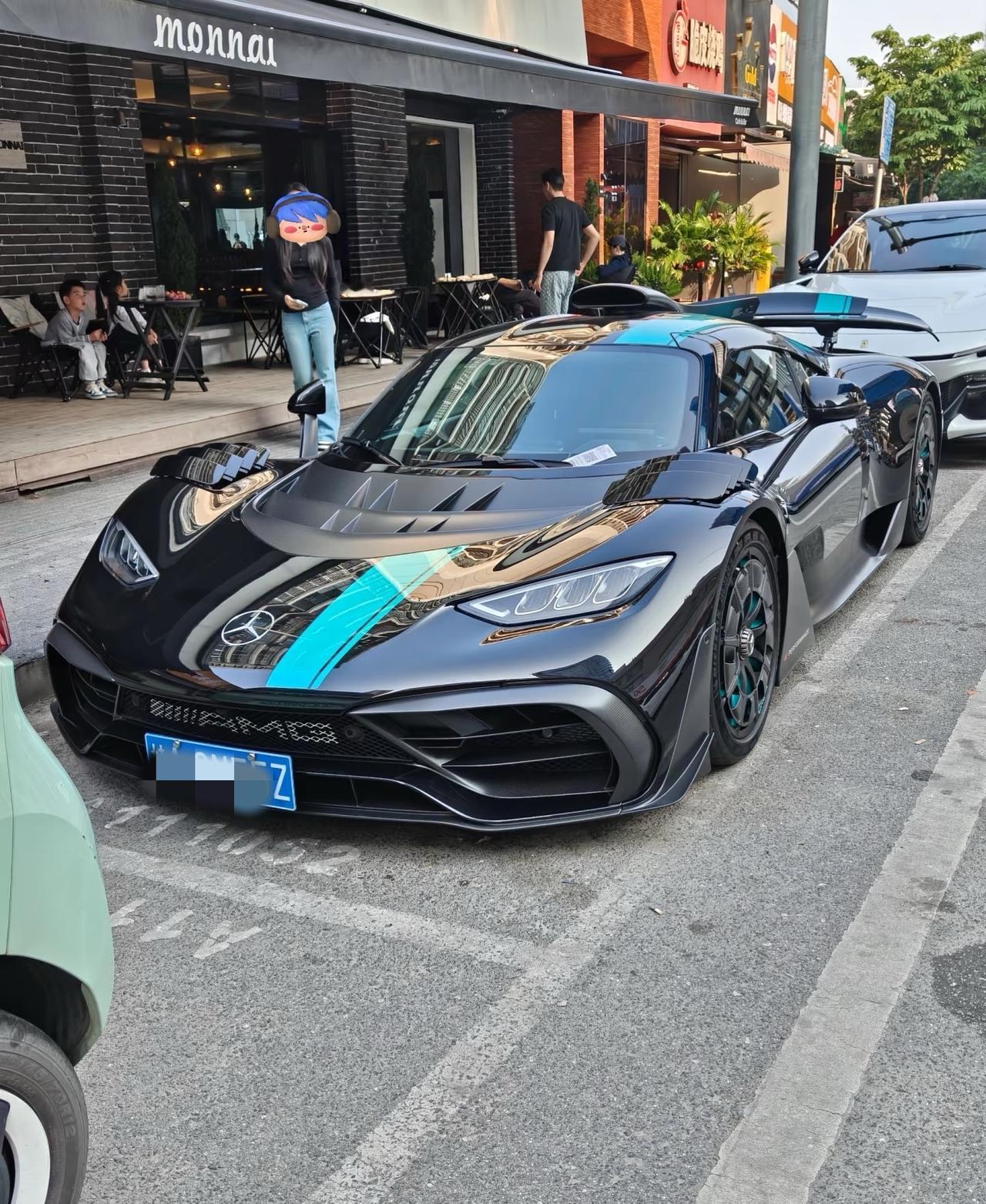 南宁长月巷惊现奔驰AMGONE。

每个人人生不一样，只是你开千万豪车喝咖啡，我