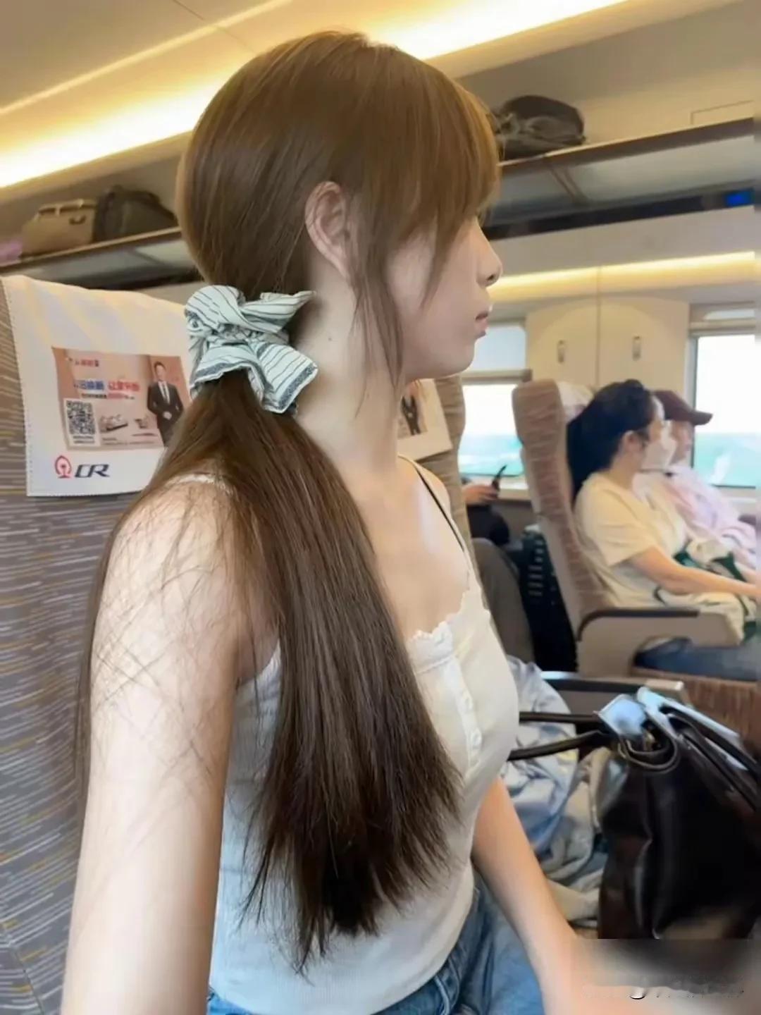 长发飘飘，清新自然。