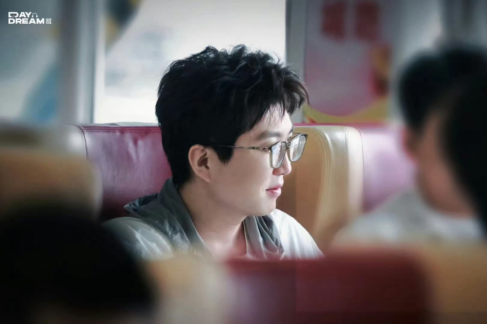 #短发毛不易#毛不易《我们仨》新路透，短发可爱清爽，拉行李箱的那瞬间好憨呀，而且
