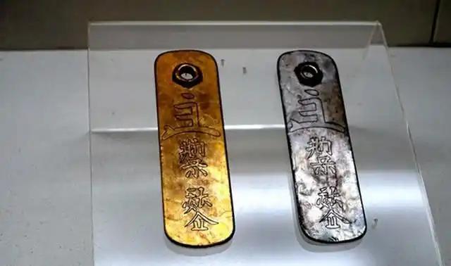 内蒙古一男子被债主追债，无路可逃时，突然想起父亲说过：有困难时，地窖可应急！他钻