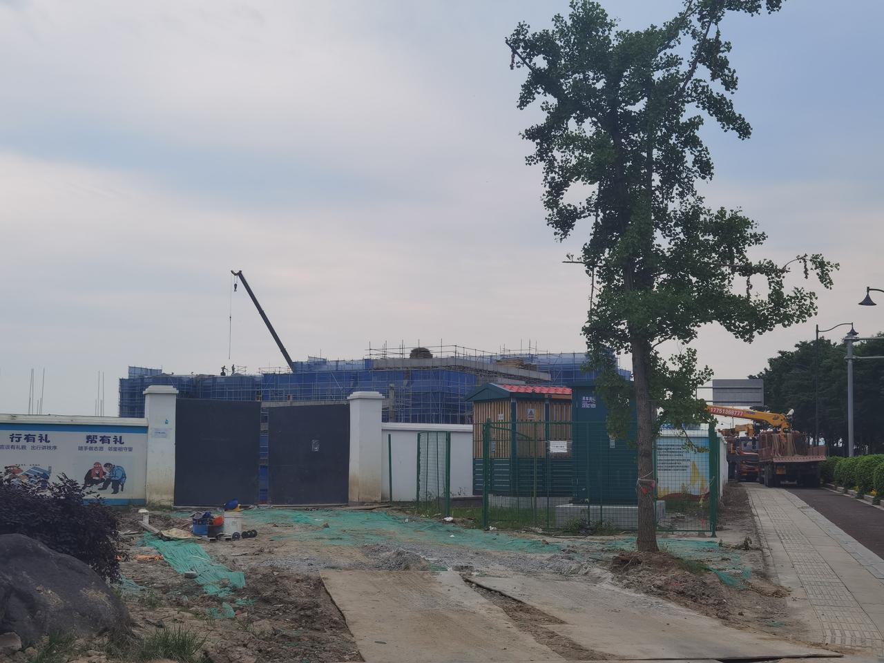 洋泾湖14号地块整个工地就忙碌二栋新房，估计是要先建样板房。