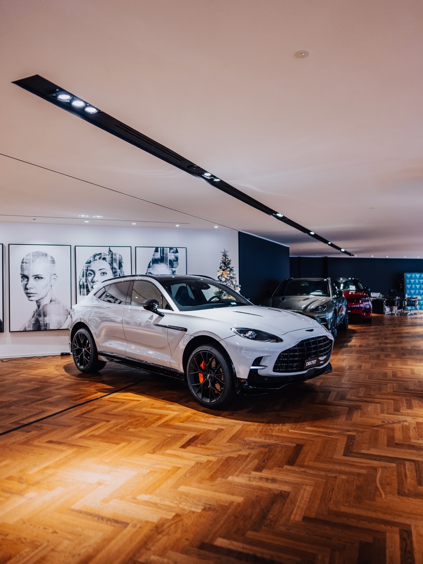 阿斯顿·马丁DBX707，优雅与纯粹肾上腺素的瞬间交汇：每一个细节都在诉说着力量