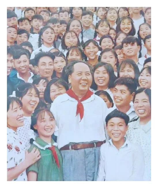 1959年夏天，毛主席和韶山的学生们合影。 