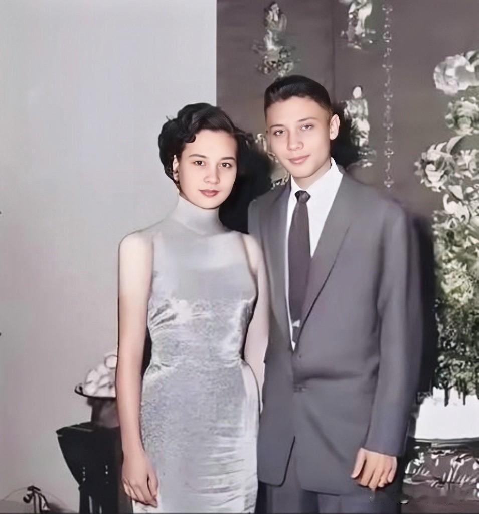 这张照片拍摄于1967年的台湾，这才是蒋孝文与妹妹蒋孝章的真实貌相，这可不是演戏
