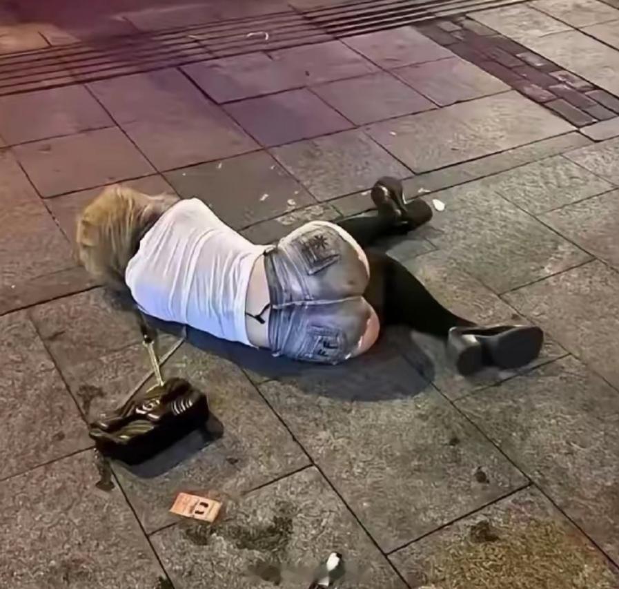 这要是在印度，印度三哥们，绝不会让她躺在地上~~~ 