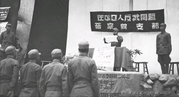 民国老徽章，抗战胜利后，日本反战同盟于1947年颁发给归国同志的纪念章，章体铜质