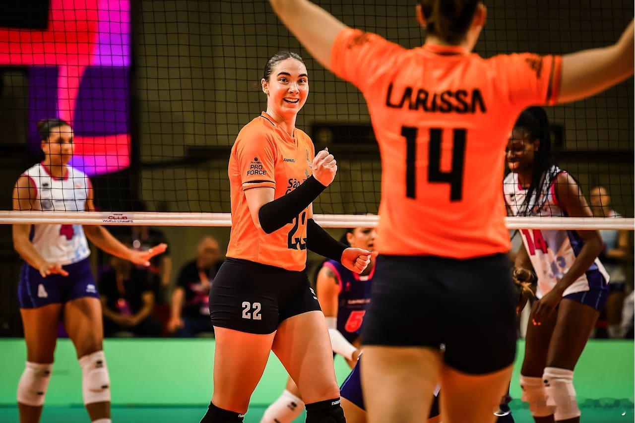 女排世俱杯A组，斯坎迪奇2-0领先东道主奥萨斯科。第一局斯坎迪奇31-29取胜对