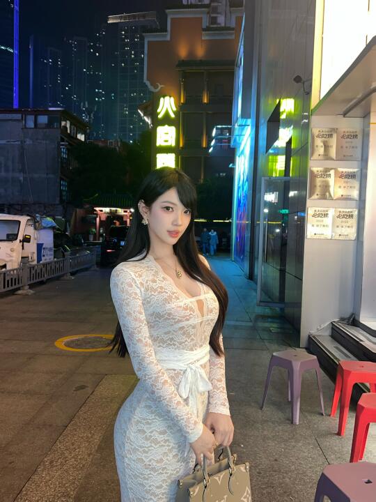 路边随手拍～好喜欢这款斜刘海